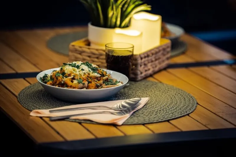 Къмпинг оборудване - Детайл на бамбуковата маса