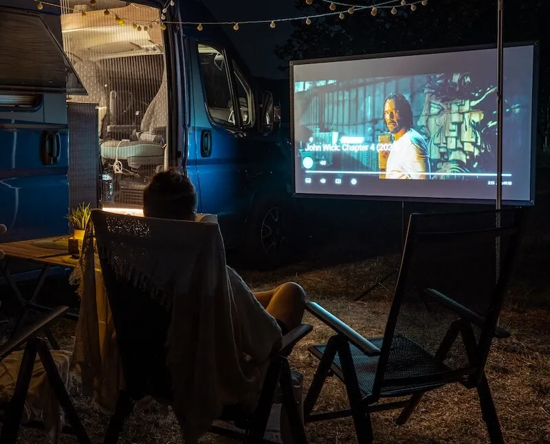 Кино прожектор - Прожекция на открито под звездите